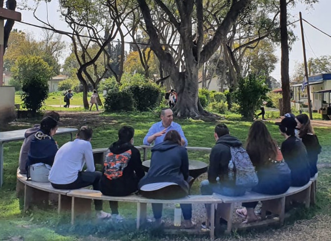 DGreen KS Ukraine Students Dan Green talks to Ukrainian students are Kfar Silver